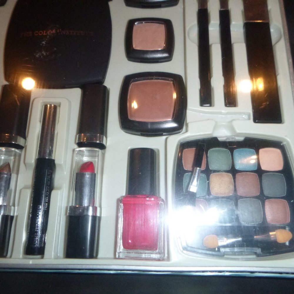 Large Color Ensemble Makeup Gift Set - Picture 6 of 8